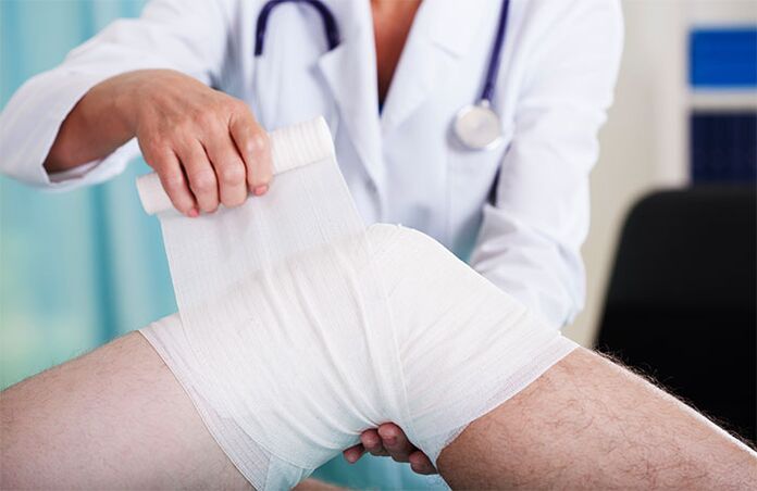 liječnik previjanje zgloba koljena s artrozom